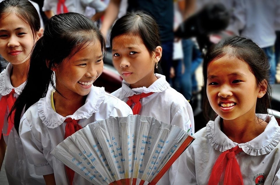 Hanoi schoolgirls