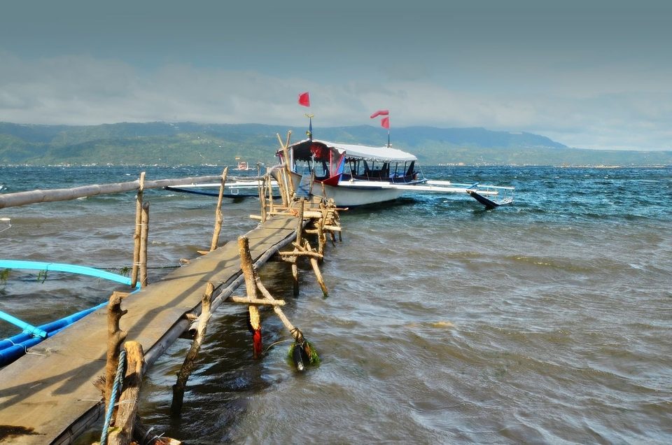 Local village by the Lake Taal at the entrance to the volcano