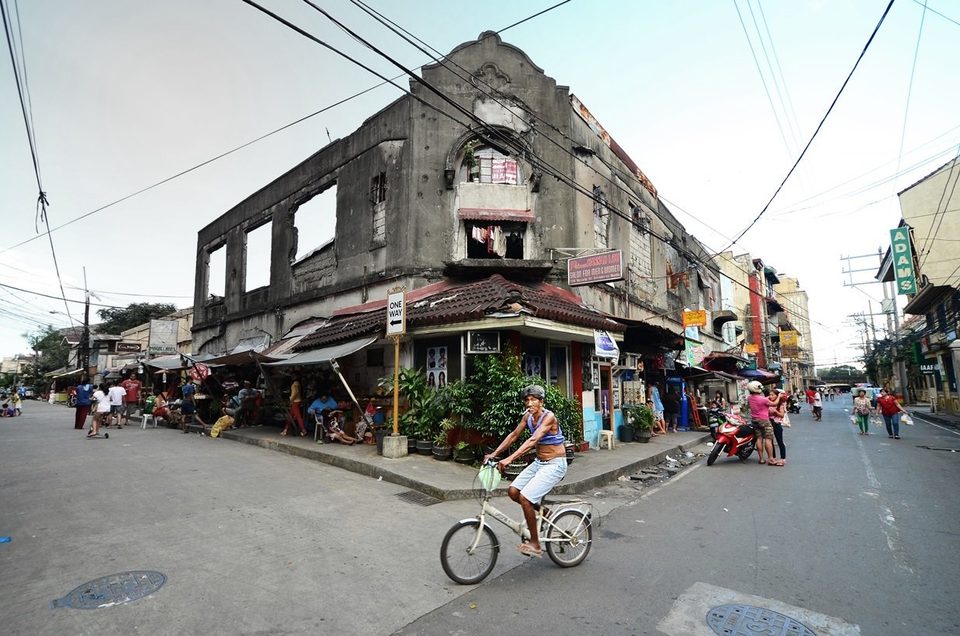 Ruins of Intramuros buildings and its residents / Manila