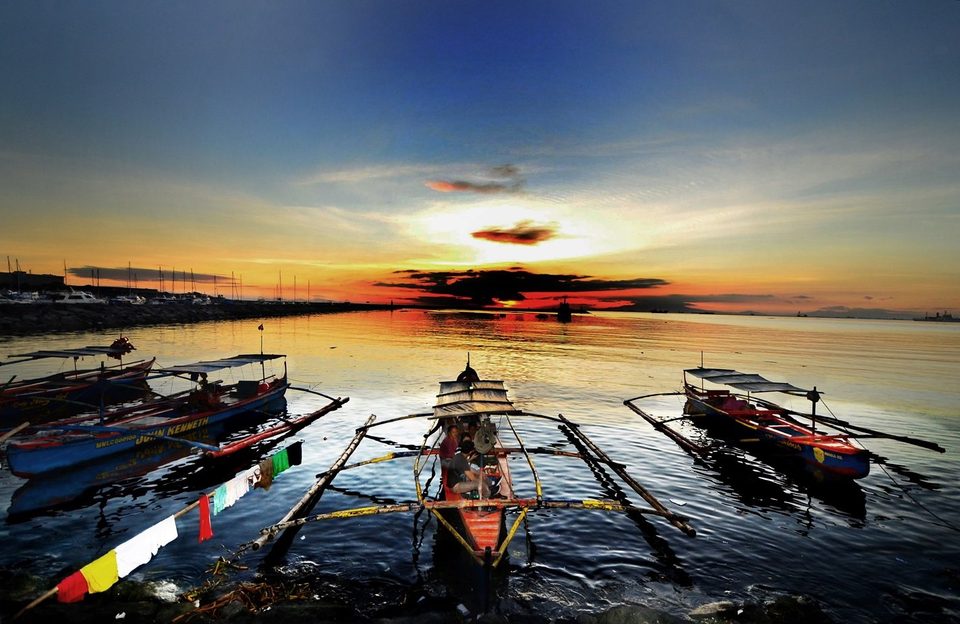 drying clothes / Manila Bay