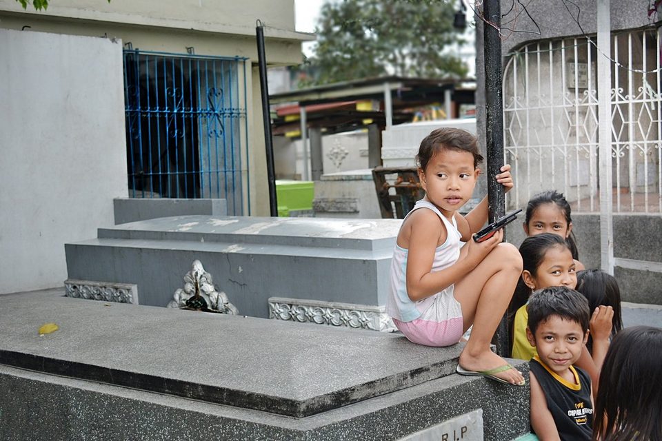 Children living at Manila North Cemetery