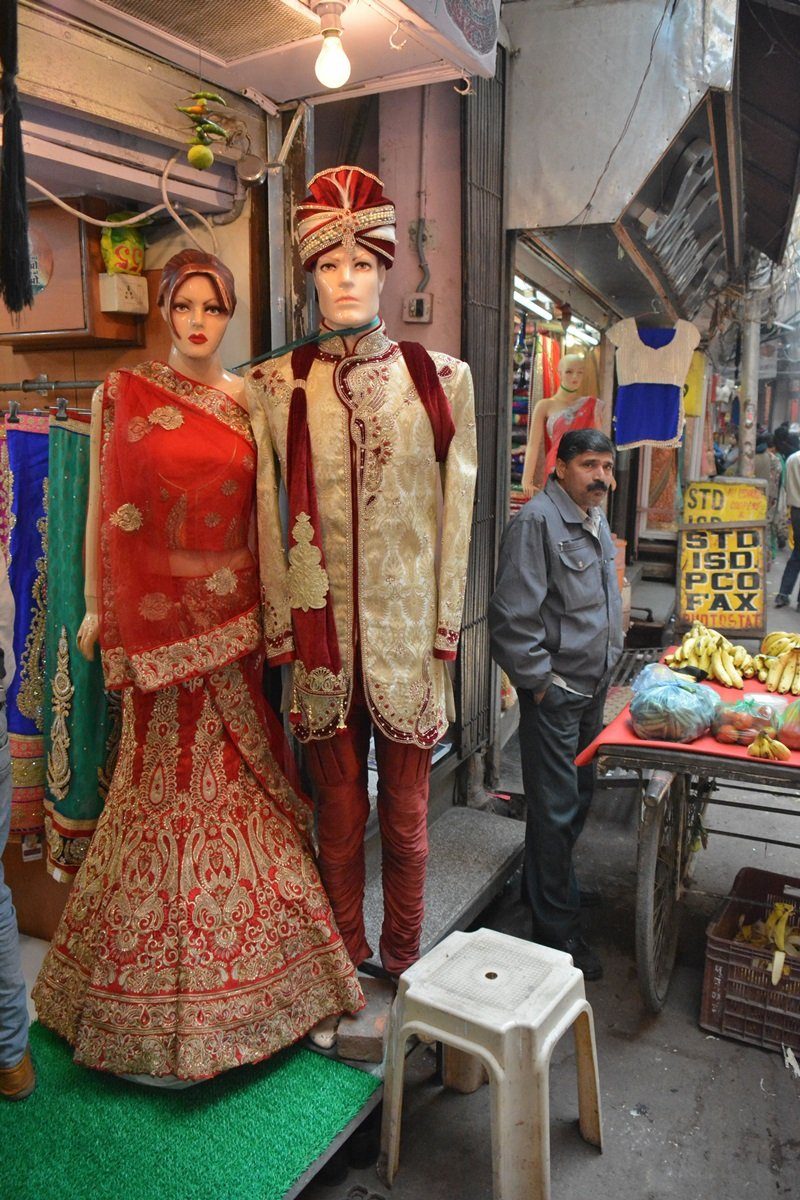 Delhi streets, time to get dressed