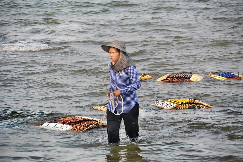 Hard work of crab fishing in Kampot, CAMBODIA