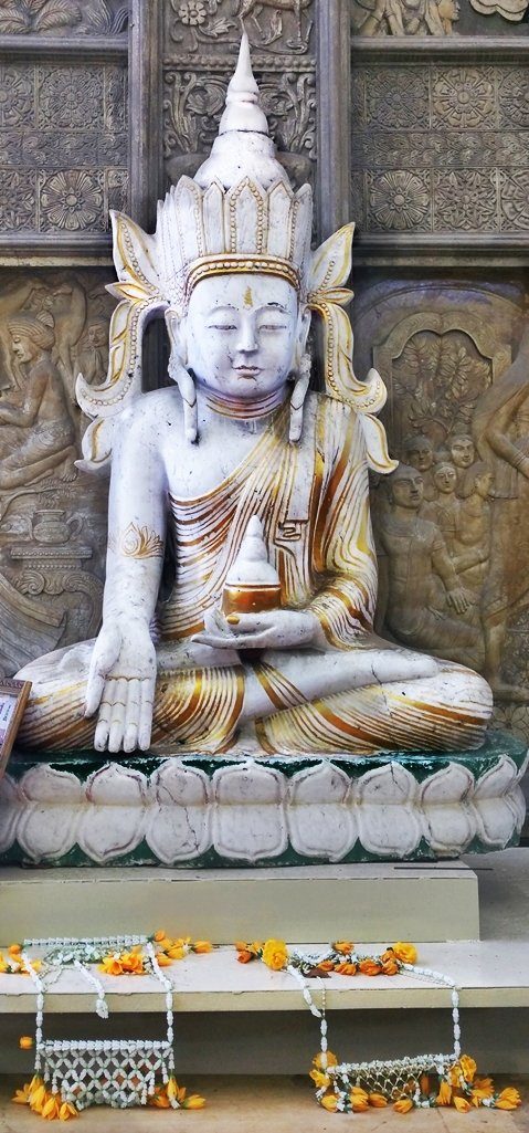 Statue at the entrance to Gangaramaya Temple is one of the most important temples in Colombo, Sri Lanka
