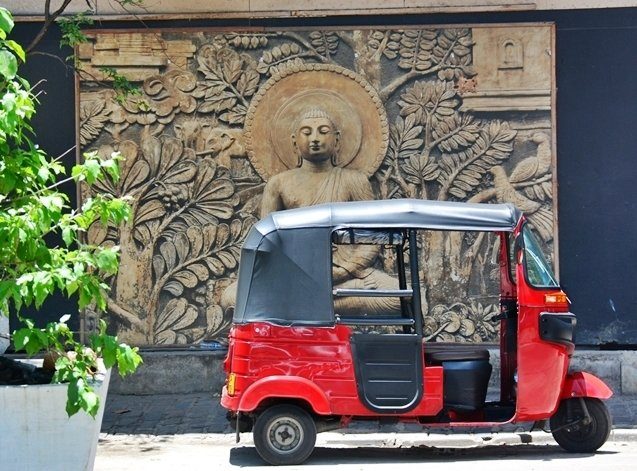 Entrance to Gangaramaya Temple is one of the most important temples in Colombo, Sri Lanka