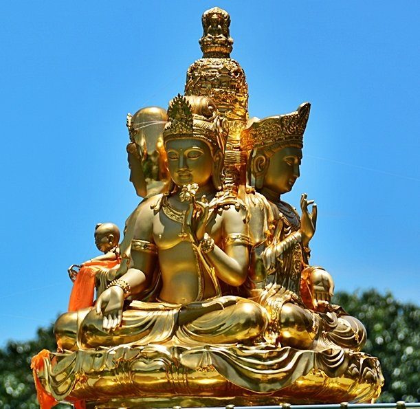 Statue at Seema Malaka temple